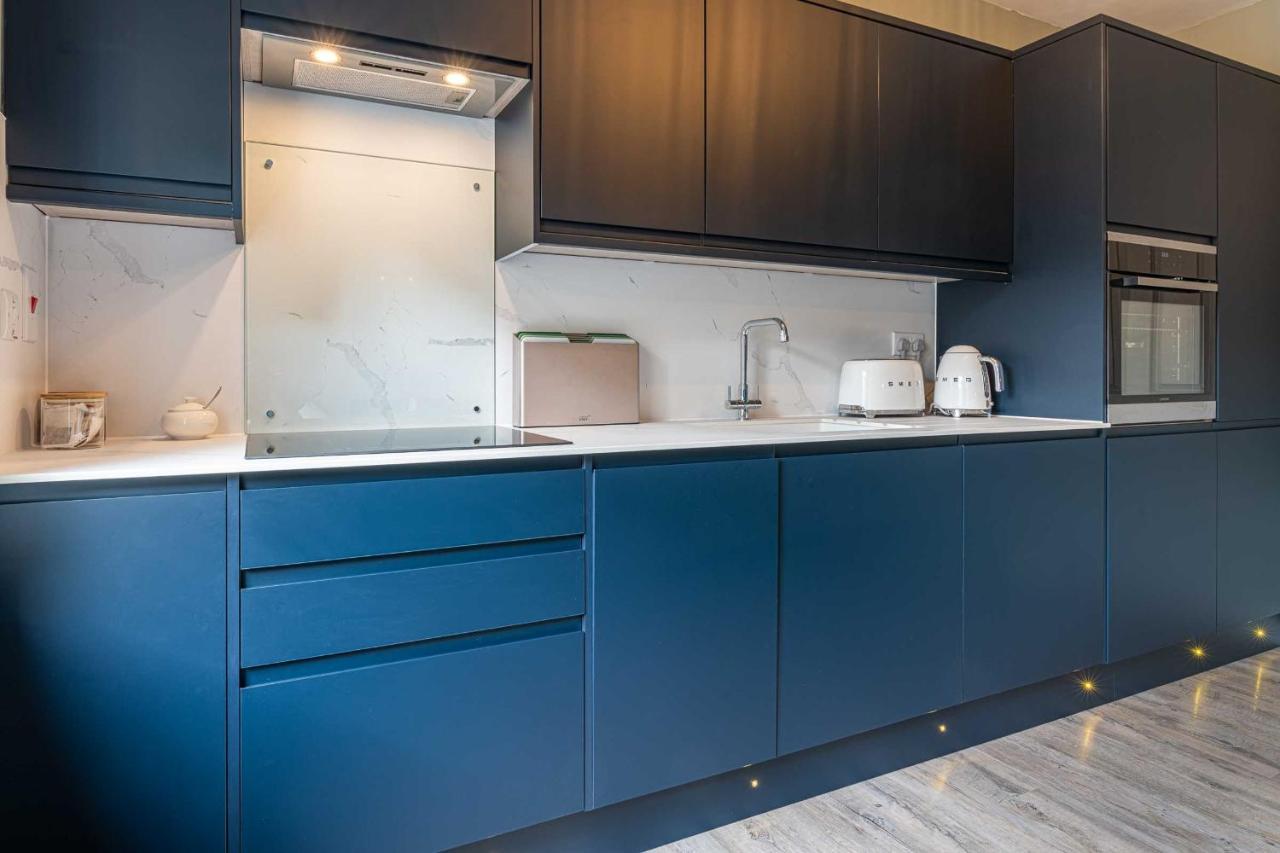 Beautiful Modern 1 Bedroom Apartment, City Centre Бат Экстерьер фото