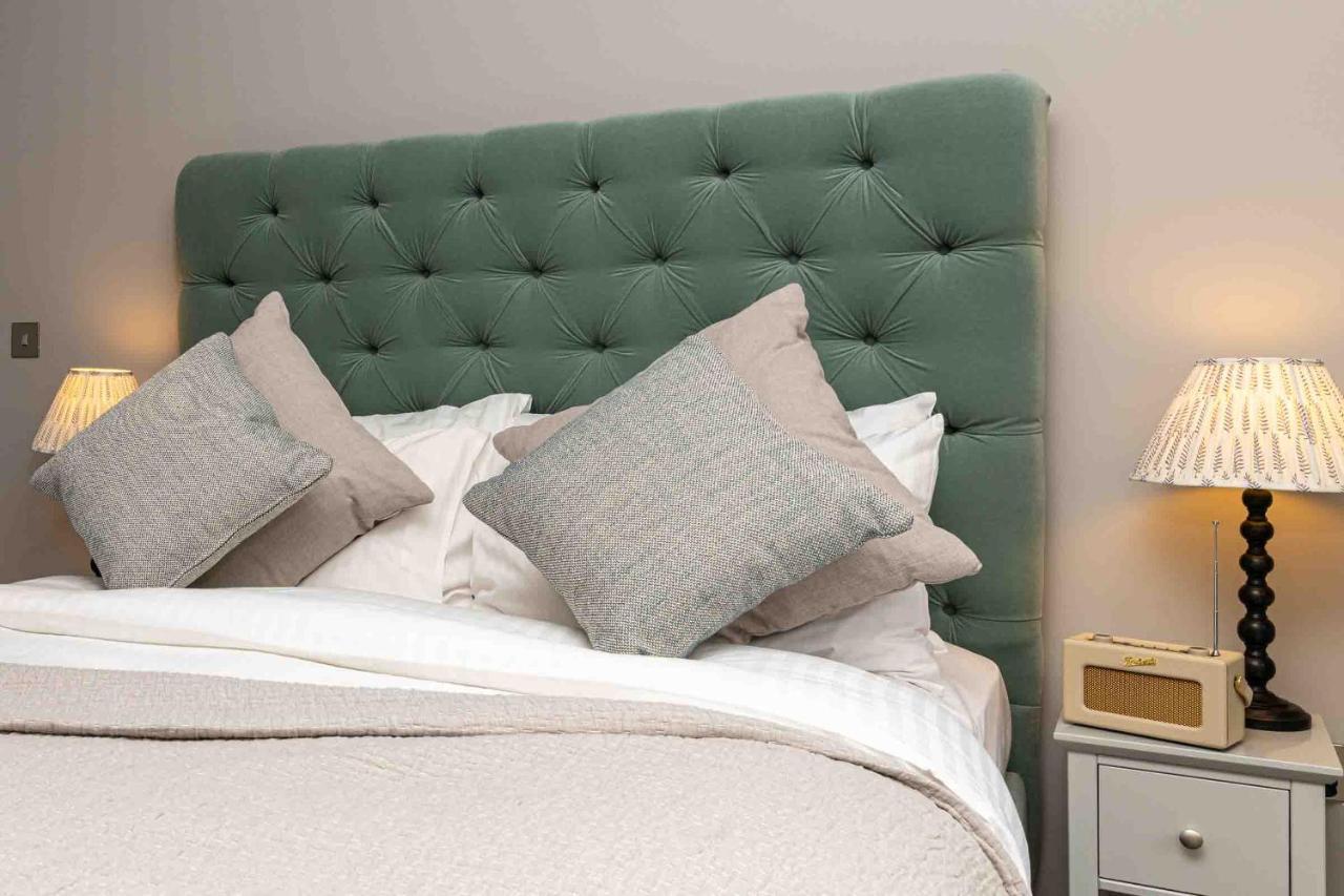 Beautiful Modern 1 Bedroom Apartment, City Centre Бат Экстерьер фото